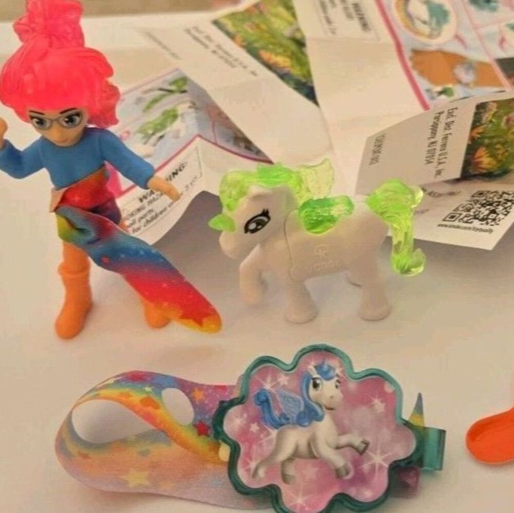 Kinder Surprise Egg unicorn 2026 COLLECTORS Set Girl Unicorn Bracelet